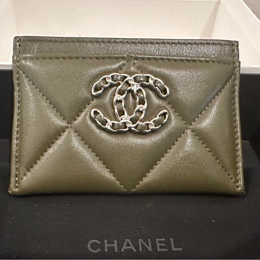 Chanel 19 card holder